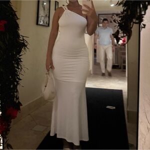 Chic White Backless Maxi Dress from that’s so fetch